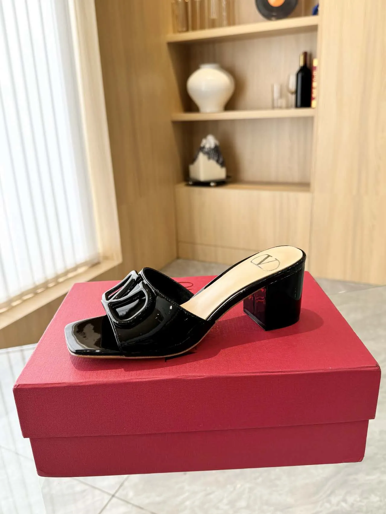 👟👟Ex-factory price 400👟👟 Genuine leather sole +40 Top version 𝑉𝐴𝐿𝐸𝑁𝑇𝐼𝑁𝑂 Valentino new spring and summer new women's slippers. The unique V-buckle brings out a full sense of luxury. The new season will live up to expectations! Worth buying★Absolutely high-grade❥Original method, Absolutely sensual❥Elegant style, creating a different feeling, simple and elegant style!  Code number: 35-41 (34-42 customized, non-refundable) Fabric: Imported cow patent leather, 4 colors available Inner feet: Inner sheepskin Heel height: 6.5CM Leather outsole Rubber outsole